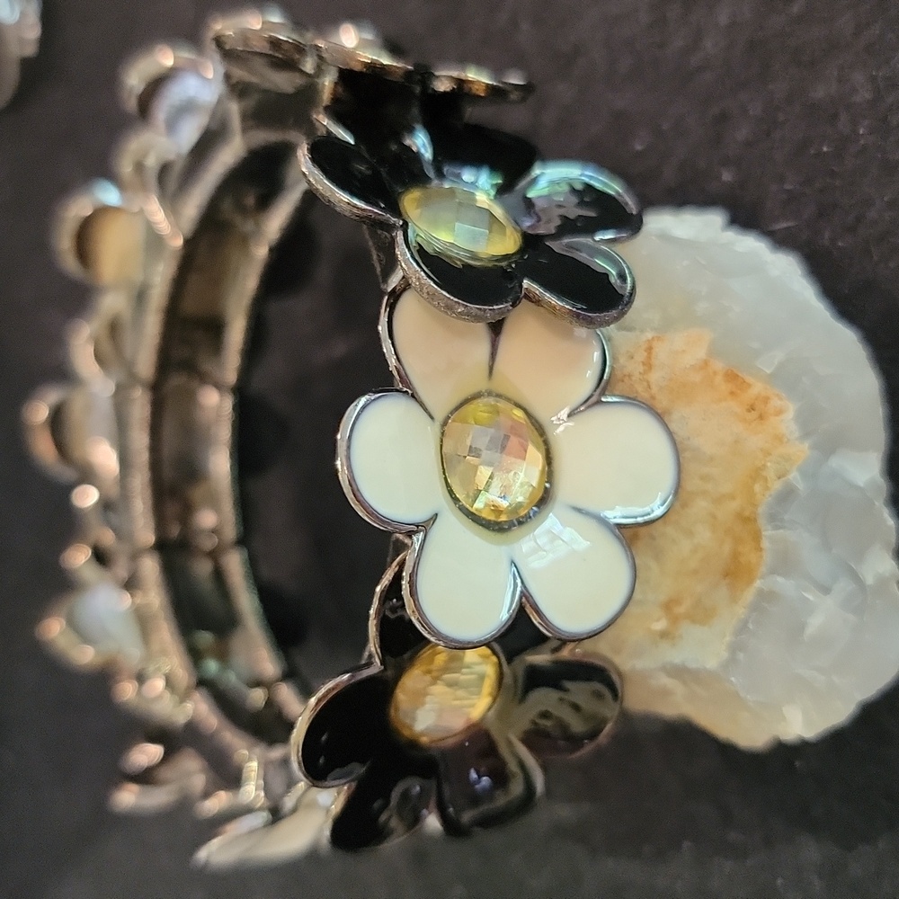 Black and White Enamel Flower Stretc Bracelet